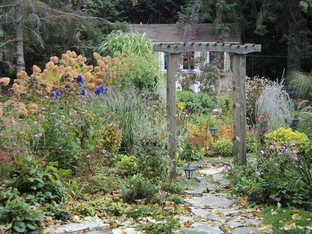 Teresa's garden in Ontario - FineGardening